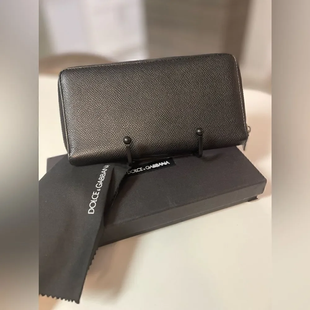 DOLCE & GABBANA Black Dauphine Zip Around Wallet. Calf Skin. Full inclusion.